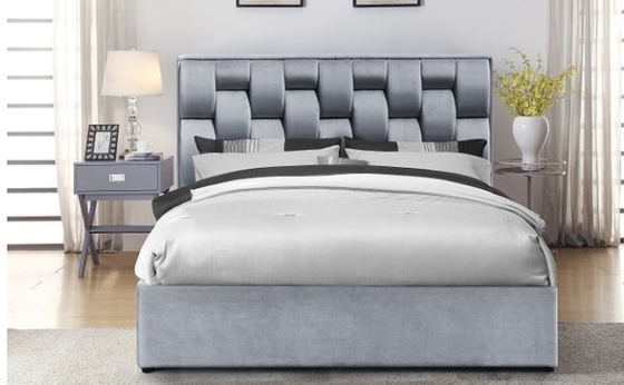 Rangka tempat tidur berbahan beludru dengan headboard yang modis