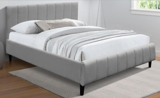 Bingkai tempat tidur berlapis abu-abu dengan bahan kain