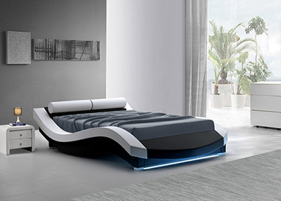 Furnitur Kamar Tidur Ukuran Queen Lembut Kayu Lapis PU Tempat Tidur Pasangan Romantis Dengan Lampu LED