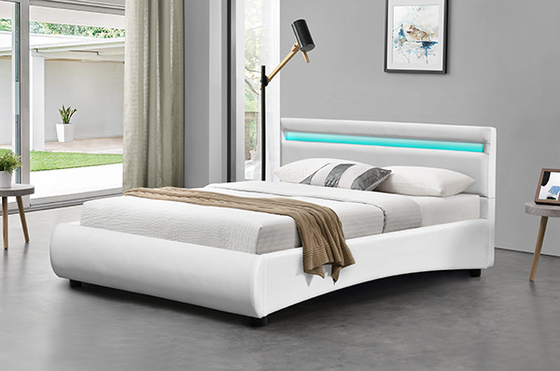 Bingkai Tempat Tidur Kulit PU Putih OEM Dengan Bentuk Kurva Lampu LED